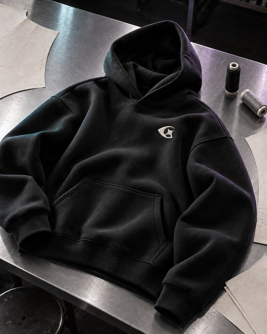 Hoodie noir Heritage avec symbole brodé sur la poitrine
